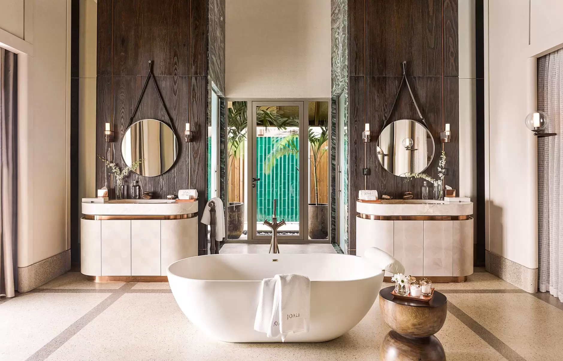 Phòng tắm Luxury tập trung vào cách bố trí nội thất đối xứng, cân bằng