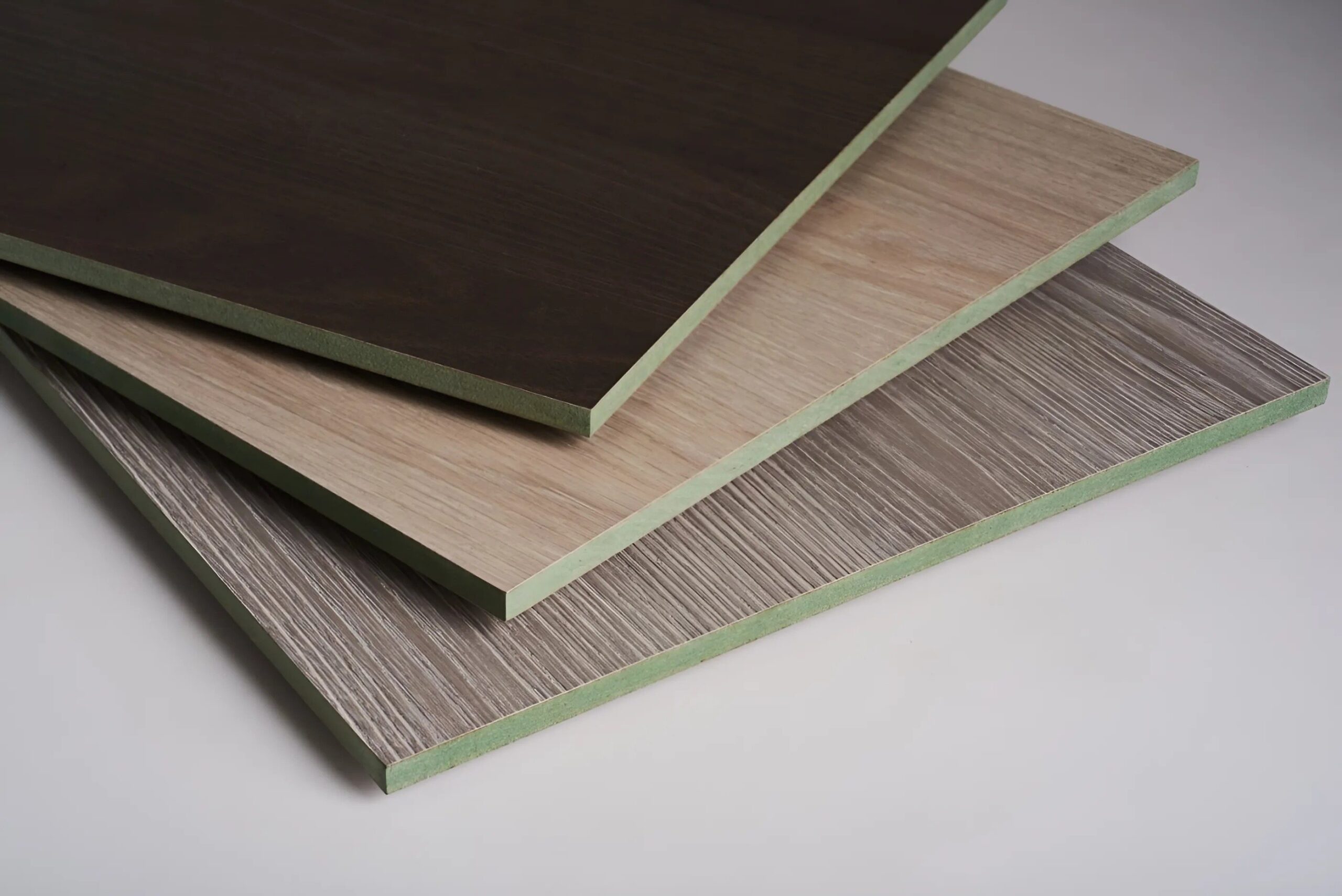 Gỗ mdf phủ melamine là gì? Gỗ mdf phủ melamine là loại gỗ công nghiệp được tạo nên từ cốt gỗ MDF và phủ lên bề mặt chất liệu Melamine 