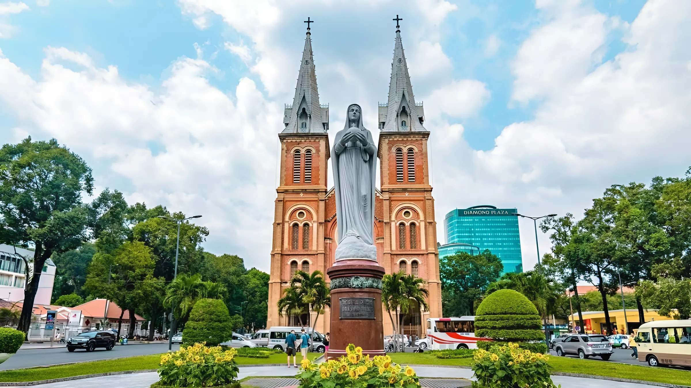 Nhà thờ Đức Bà tại Thành phố Hồ Chí Minh nổi bật với hai tháp chuông cao 58m vươn lên mạnh mẽ, tạo cảm giác bề thế và hướng tâm linh lên trời cao