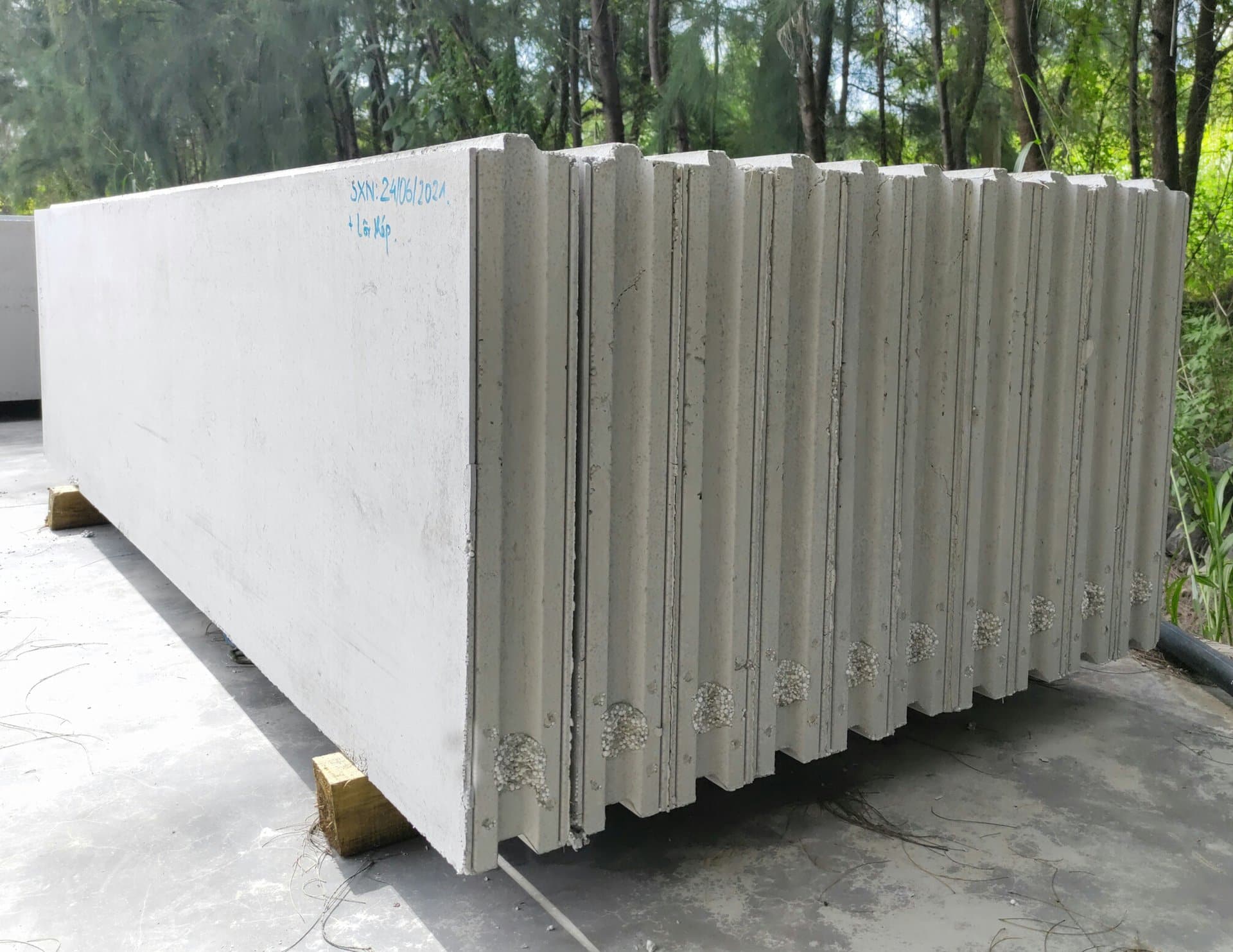 Bê tông nhẹ EPS là loại bê tông được sản xuất từ hỗn hợp xi măng, cát, nước, hạt EPS và phụ gia kết dính