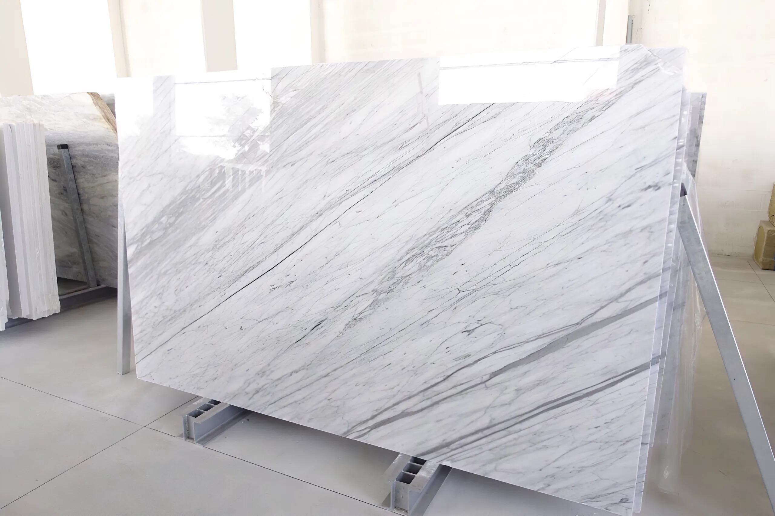 Đá marble volakas sở hữu những vân tự nhiên, có màu xám nhạt, tím nhạt hoặc be mềm mại, trải dài dạng sóng mây và gân mảnh không cố định