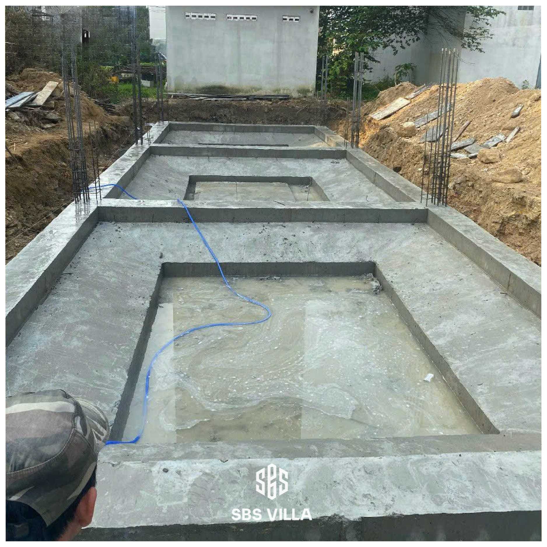 Móng băng 2 phương là loại móng có 2 phương vuông góc với nhau theo chiều dài và chiều rộng của ngôi nhà, tạo thành các ô vuông như bàn cờ