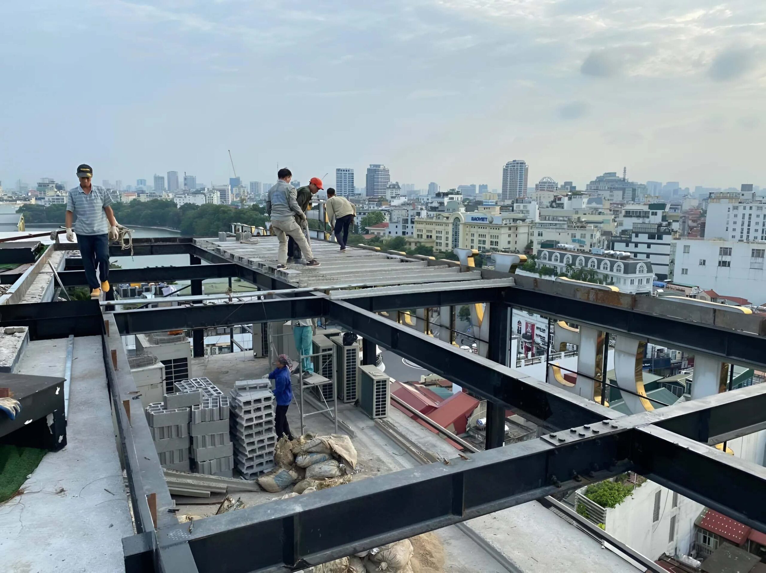 Khi được ứng dụng để lát sàn cho các công trình nhà lắp ghép, bê tông nhẹ giúp giảm áp lực lên móng và kết cấu chịu lực của công trình