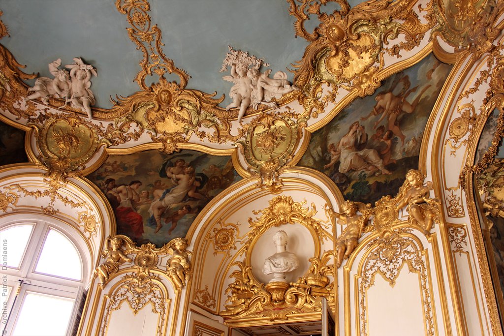 Trần nhà đắp nổi phong cách rococo luxury (Nguồn ảnh: Sưu tầm).