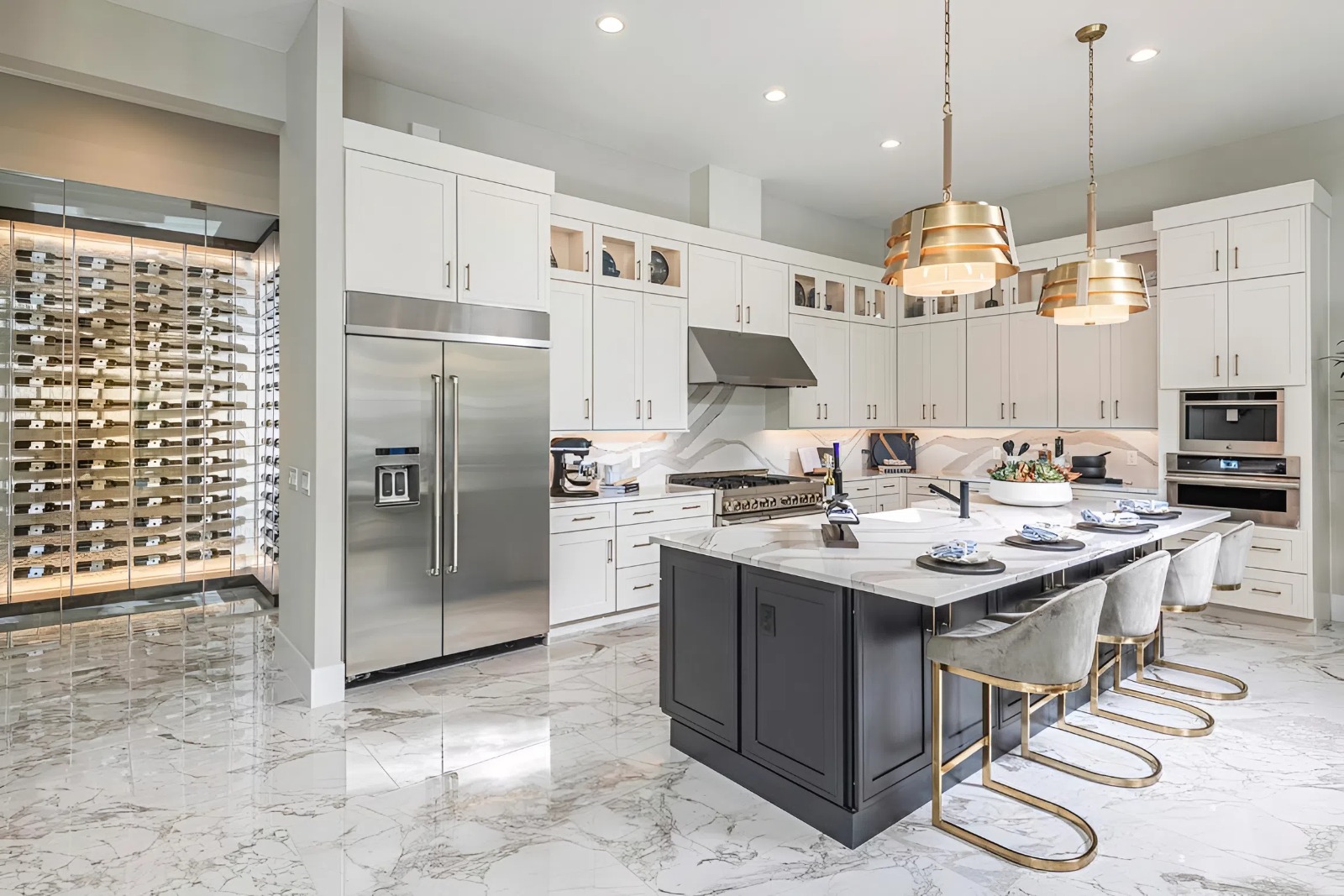 Đá nhân tạo gốc thạch anh, đá marble hoặc granite là những vật liệu gia chủ có thể tin chọn cho hạng mục mặt bàn bếp (Nguồn ảnh: Sưu tầm). 