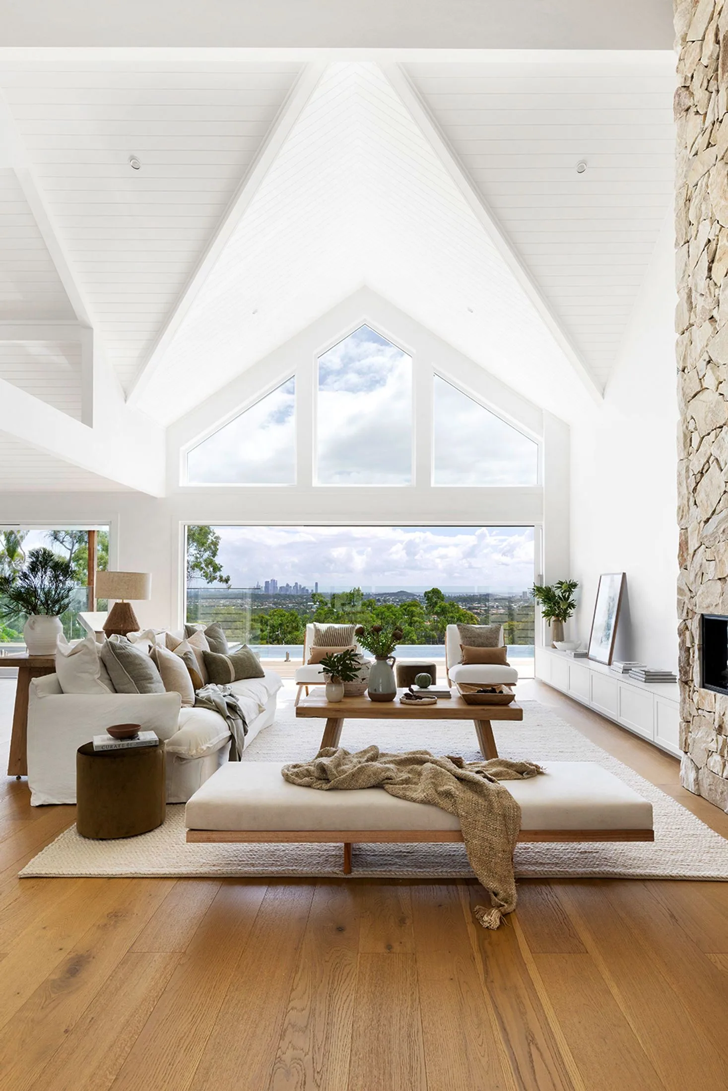 Phong cách thiết kế nội thất biệt thự Coastal chú trọng vào lối kiến trúc mở (Nguồn ảnh: Sưu tầm). 