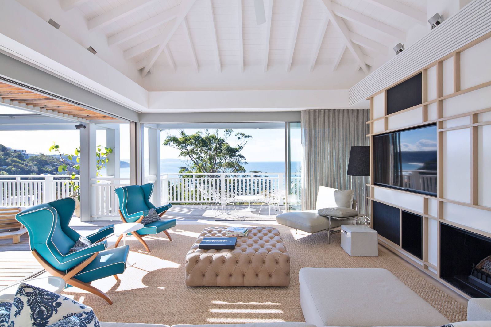 Màu trắng và các sắc độ của xanh dương là 2 gam màu phải có trong phong cách coastal (Nguồn ảnh: Sưu tầm). 