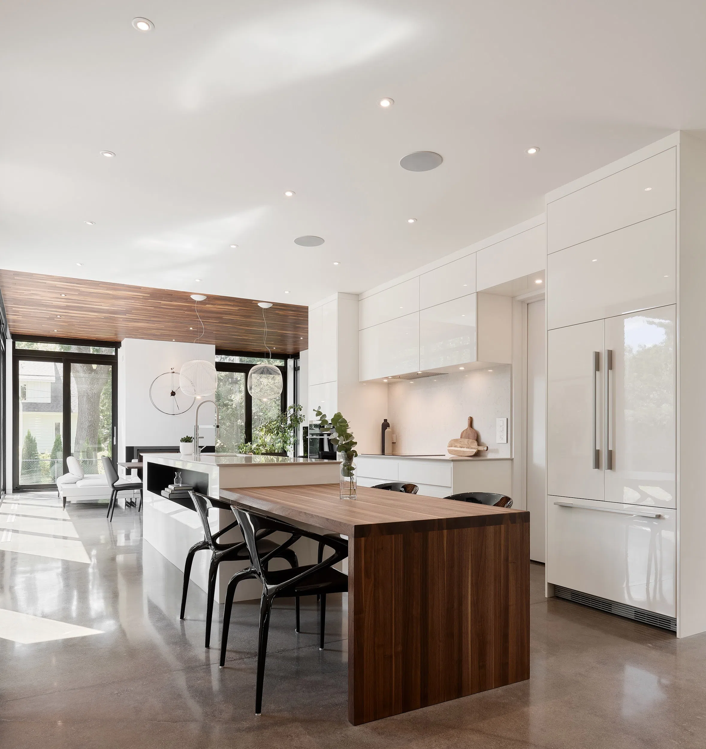 Ánh sáng trong phong cách nội thất contemporary đặc biệt được chú trọng, để kiến tạo một không gian giàu chiều sâu và cảm xúc (Nguồn ảnh: Sưu tầm).