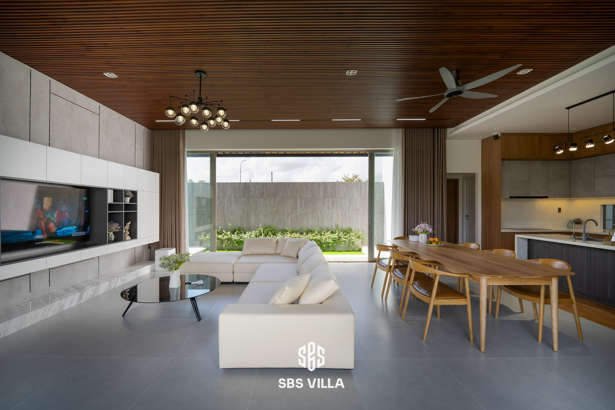 Gia chủ không nên đặt sofa tựa lưng vào cửa sổ. 