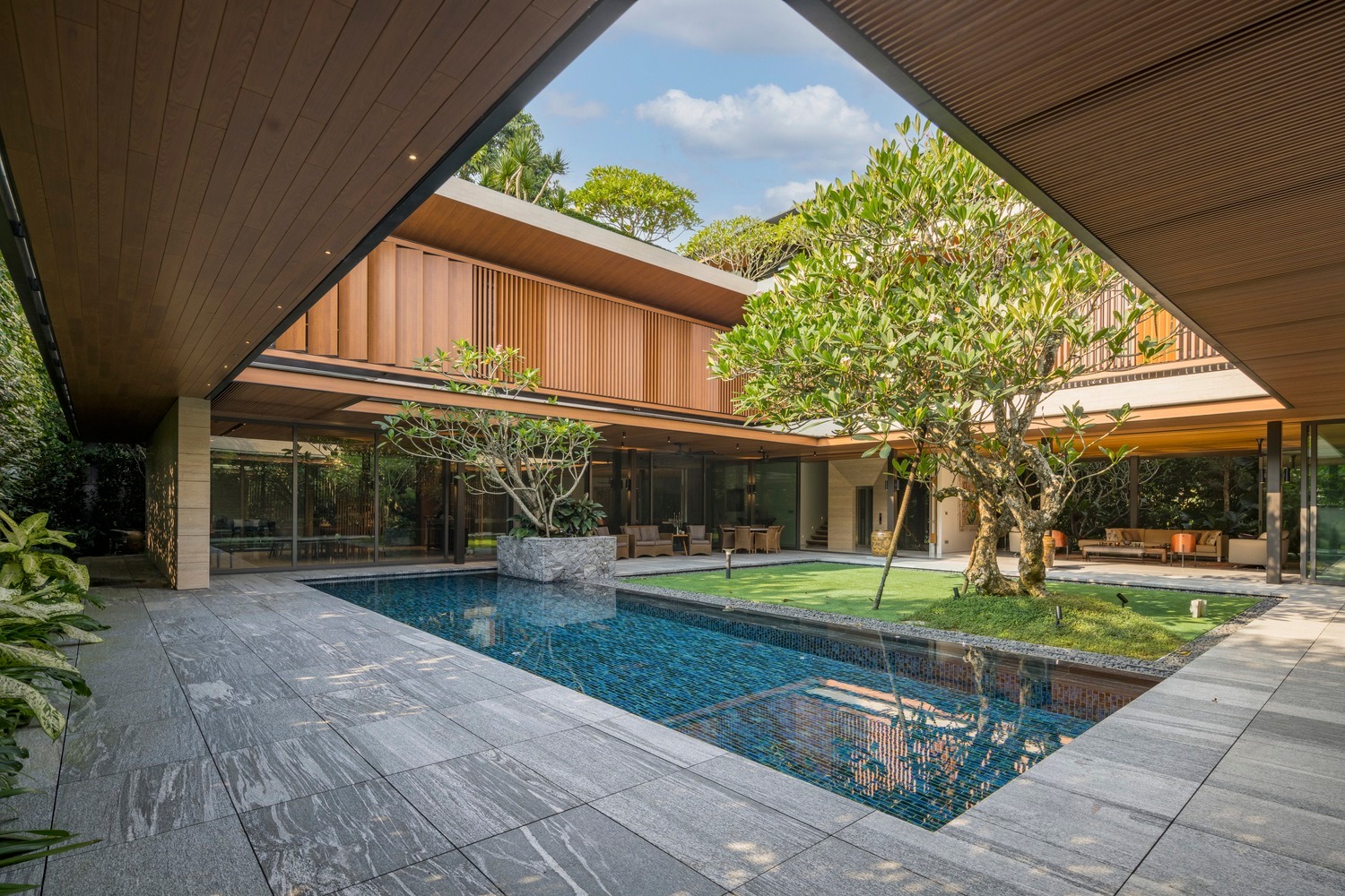 Lựa chọn kiểu dáng bể bơi cần phù hợp với phong cách, kiến trúc của căn biệt thự cũng như đảm bảo các nguyên tắc về phong thủy