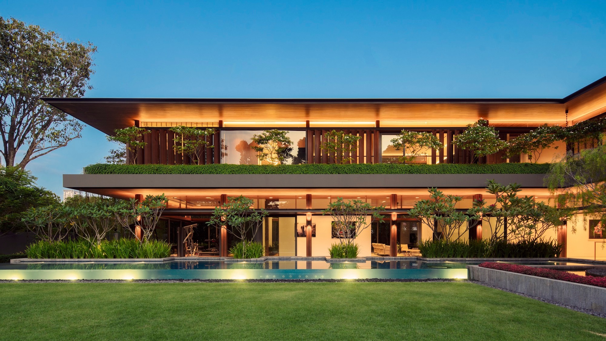 Thiết kế biệt thự phong cách Tropical nổi bật kiểu dáng chữ L độc đáo, tích hợp hồ bơi ngay trước sân nhà