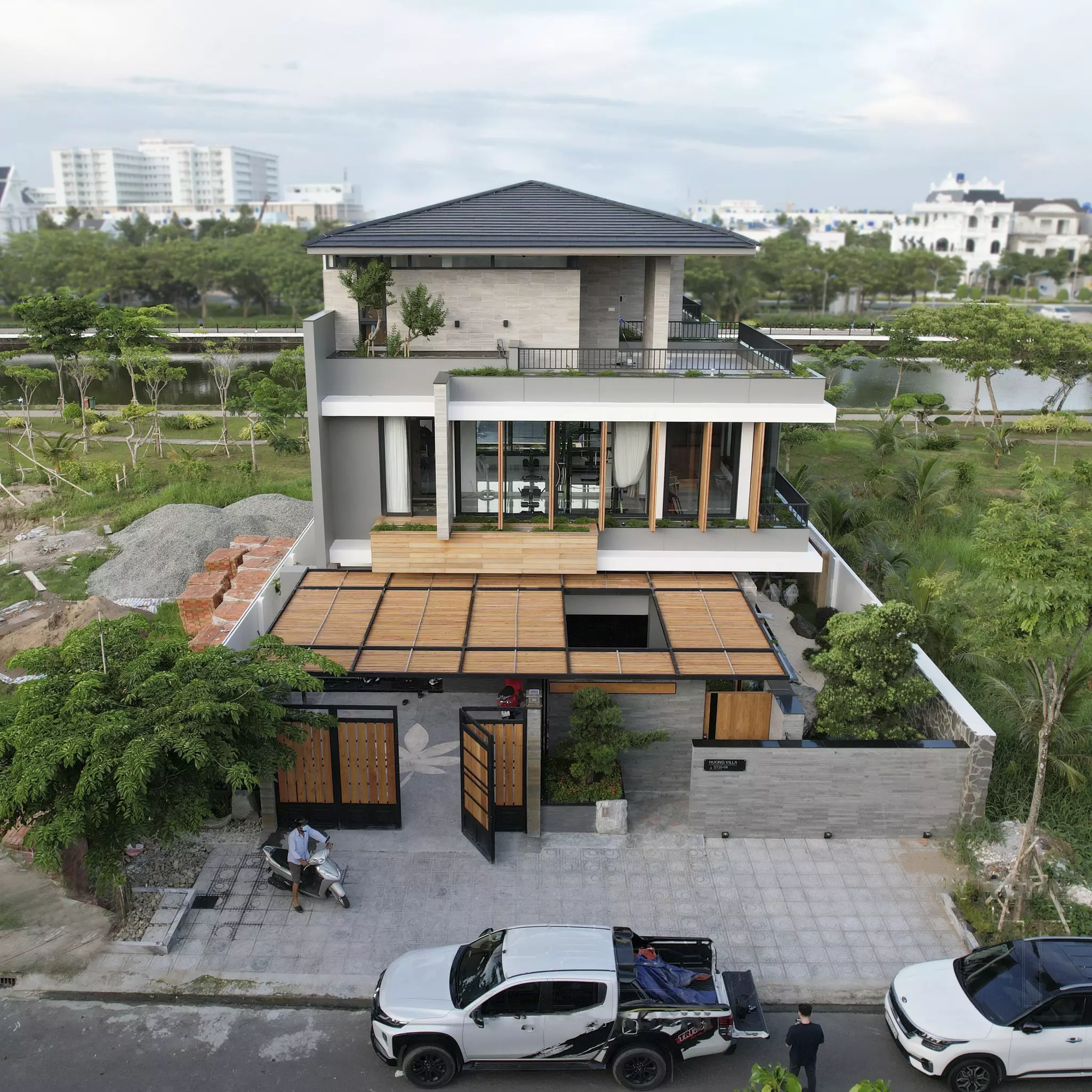 thiết kế nhà biệt thự 3 tầng phong cách tropical style
