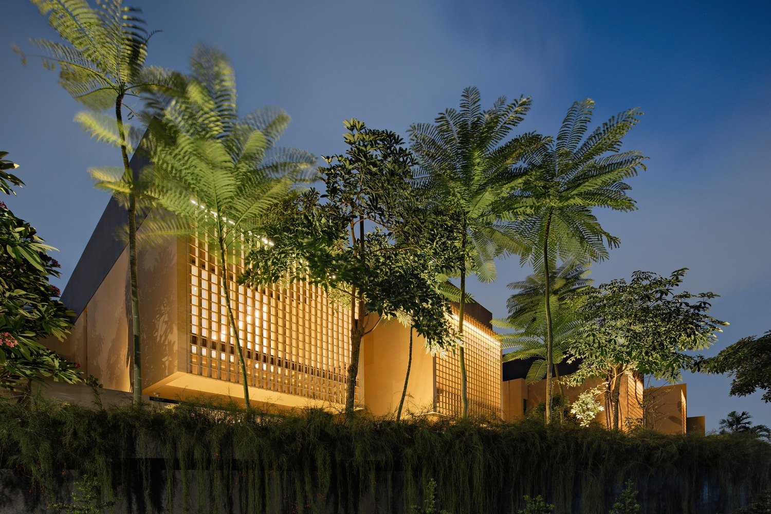 Biệt thự 2 tầng phong cách Tropical nổi bật với thiết kế dạng “lưới” độc đáo