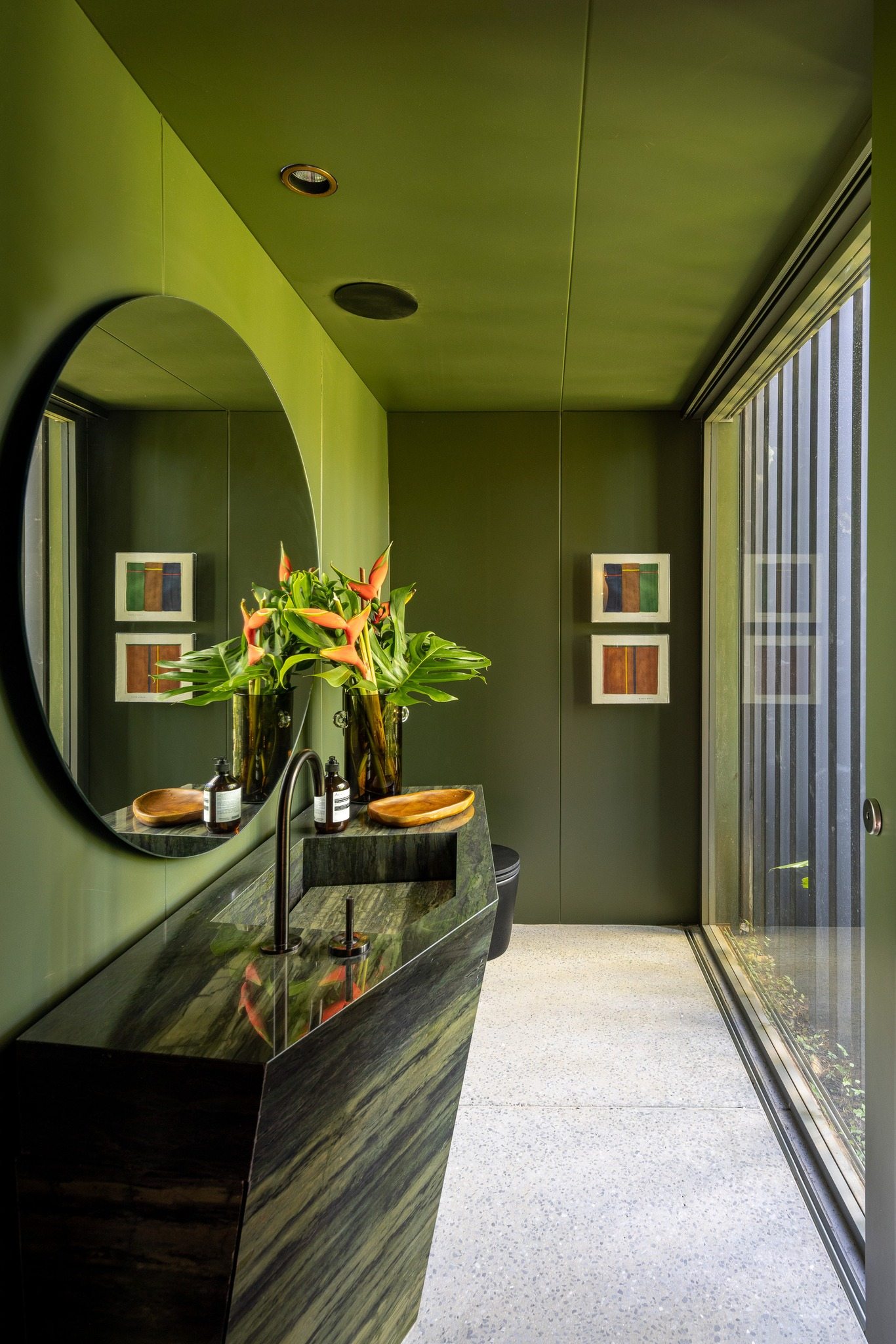 Không gian nhà tắm lấy ý tưởng từ sắc xanh của cây cối