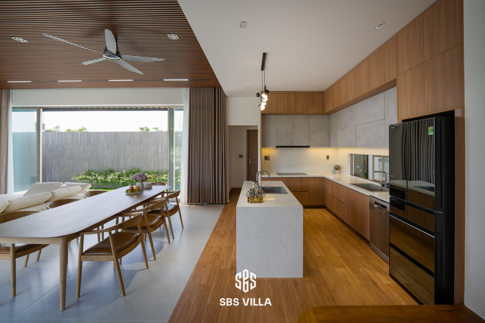 Phòng bếp hiện đại kết hợp tối giản sử dụng chất liệu gỗ tạo nên điểm nhấn sang trọng cho không gian 