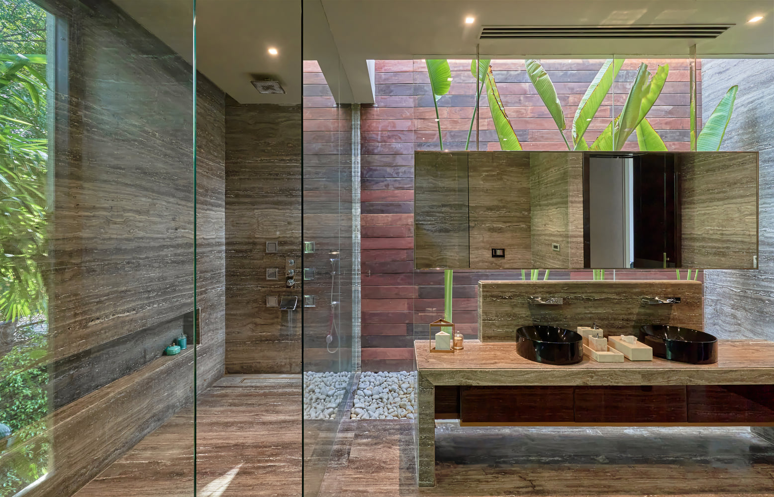 Không gian nhà tắm với sự kết hợp của hệ thống cây xanh tươi mát cùng các đồ dùng nội thất được làm từ chất liệu thiên nhiên. Qua từng giọt nắng rơi vào khung cửa, không gian nhà tắm như được bao bọc bởi khu vườn nhiệt đới xanh tốt với đủ đầy các màu sắc