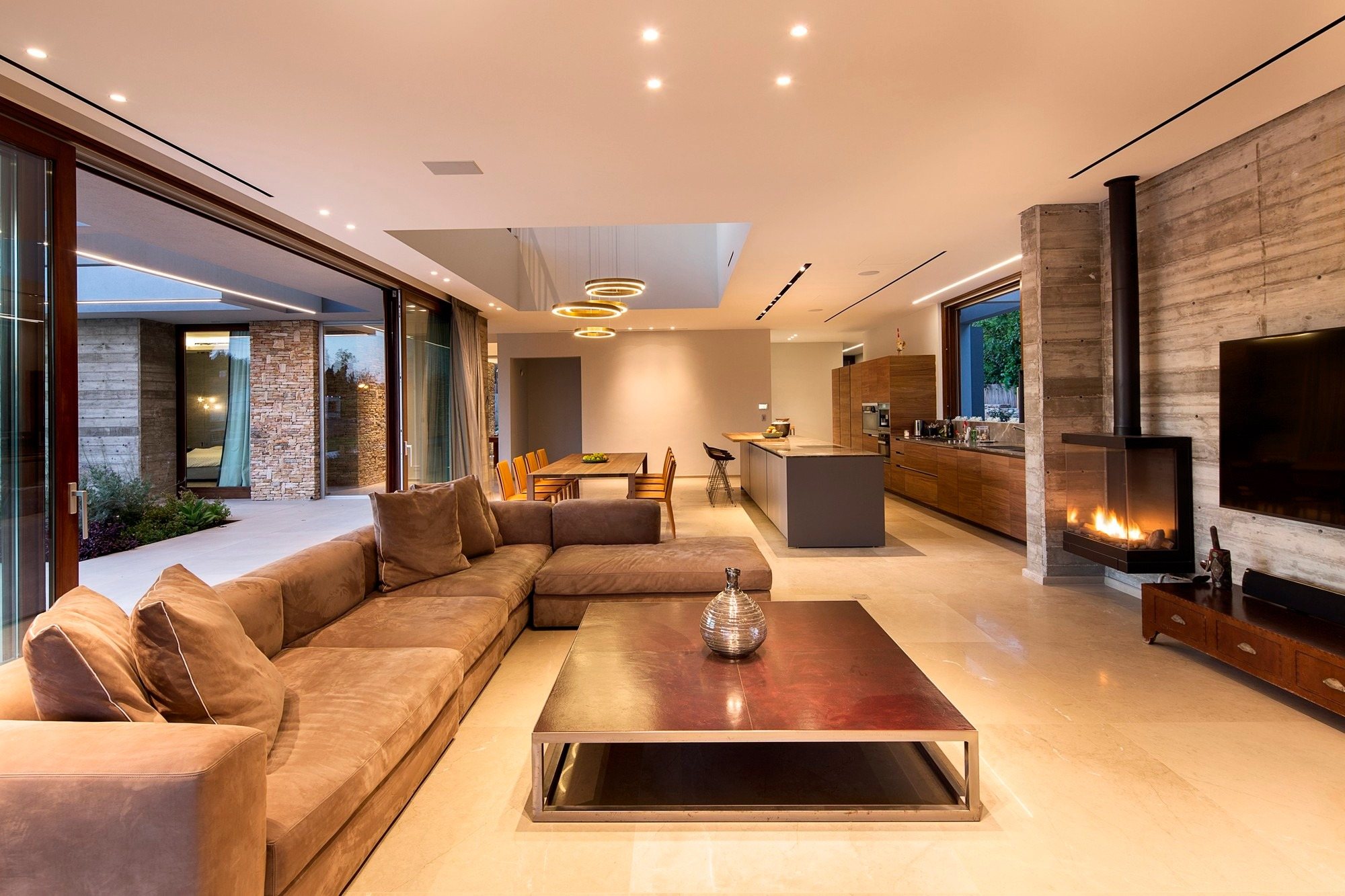 mẫu biệt thự chữ L 2 tầng sử dụng tone màu ấm và chất liệu tự nhiên cho không gian nội thất