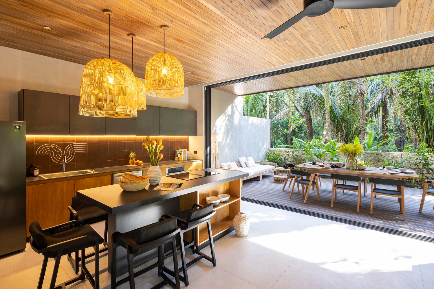 Mẫu phòng bếp biệt thự đẹp Tropical đơn giản và tiện nghi