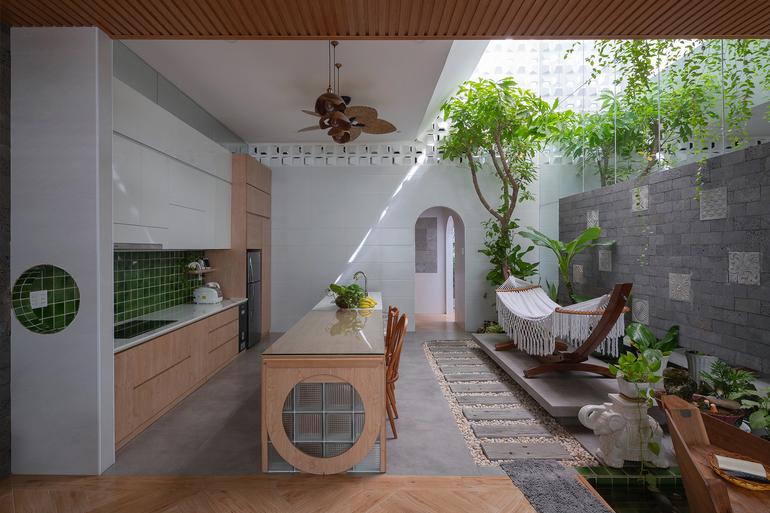 phòng bếp biệt thự đẹp Tropical với lối thiết kế mở vô cùng độc đáo