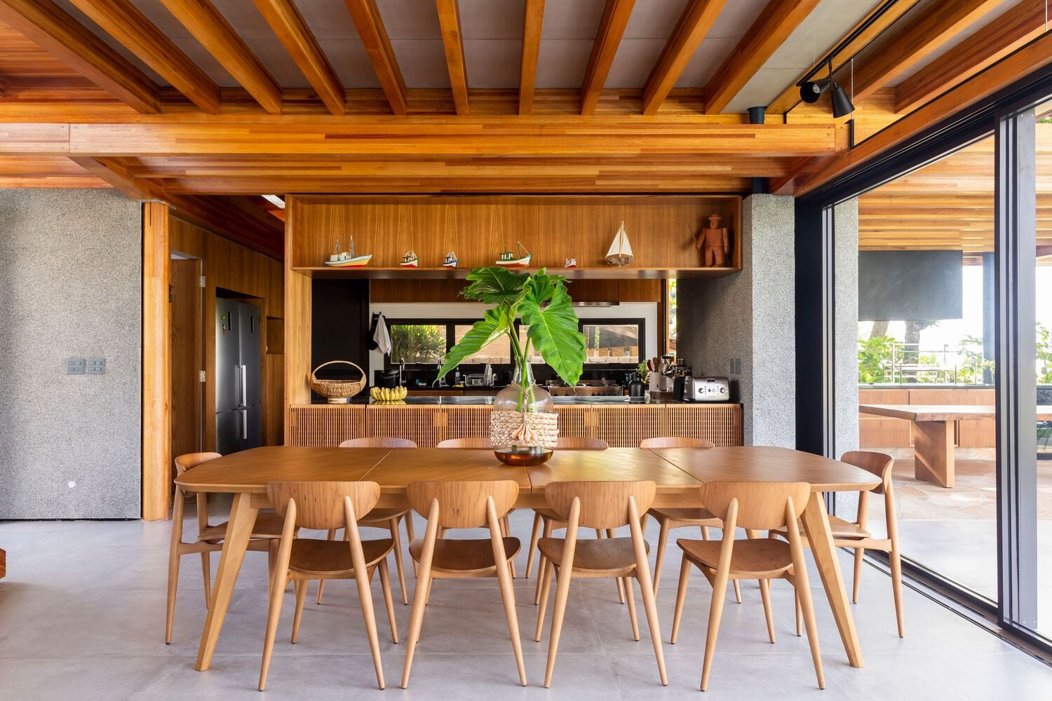 Mẫu thiết kế nội thất phòng bếp biệt thự phong cách Tropical thoáng mở