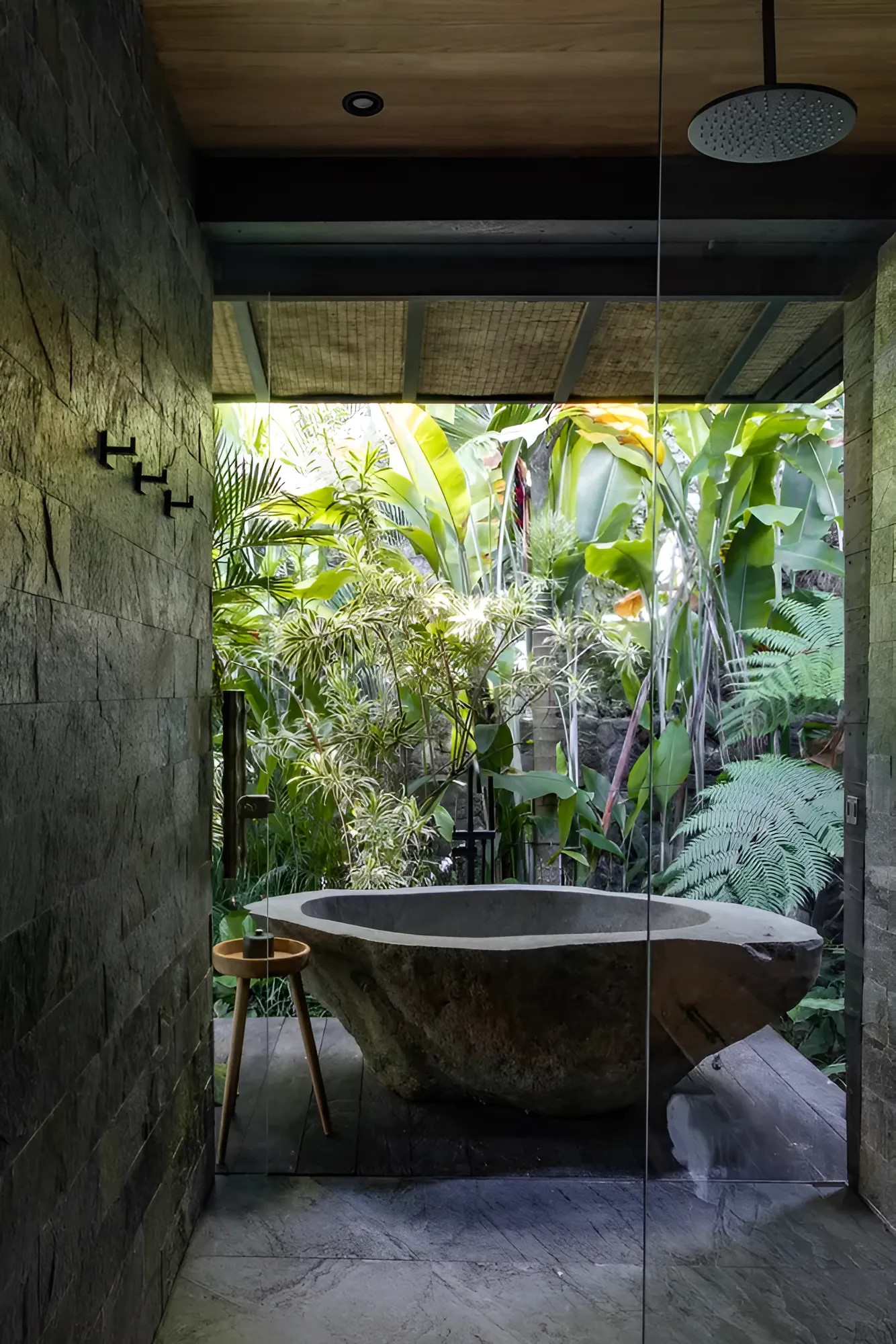 phòng tắm tropical xanh mát