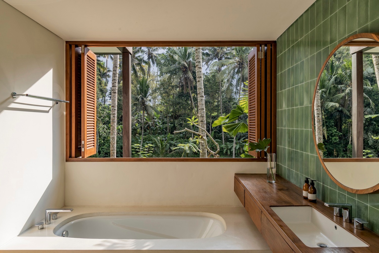 Mẫu phòng tắm đẹp phong cách Tropical sử dụng gạch ốp tường đẹp