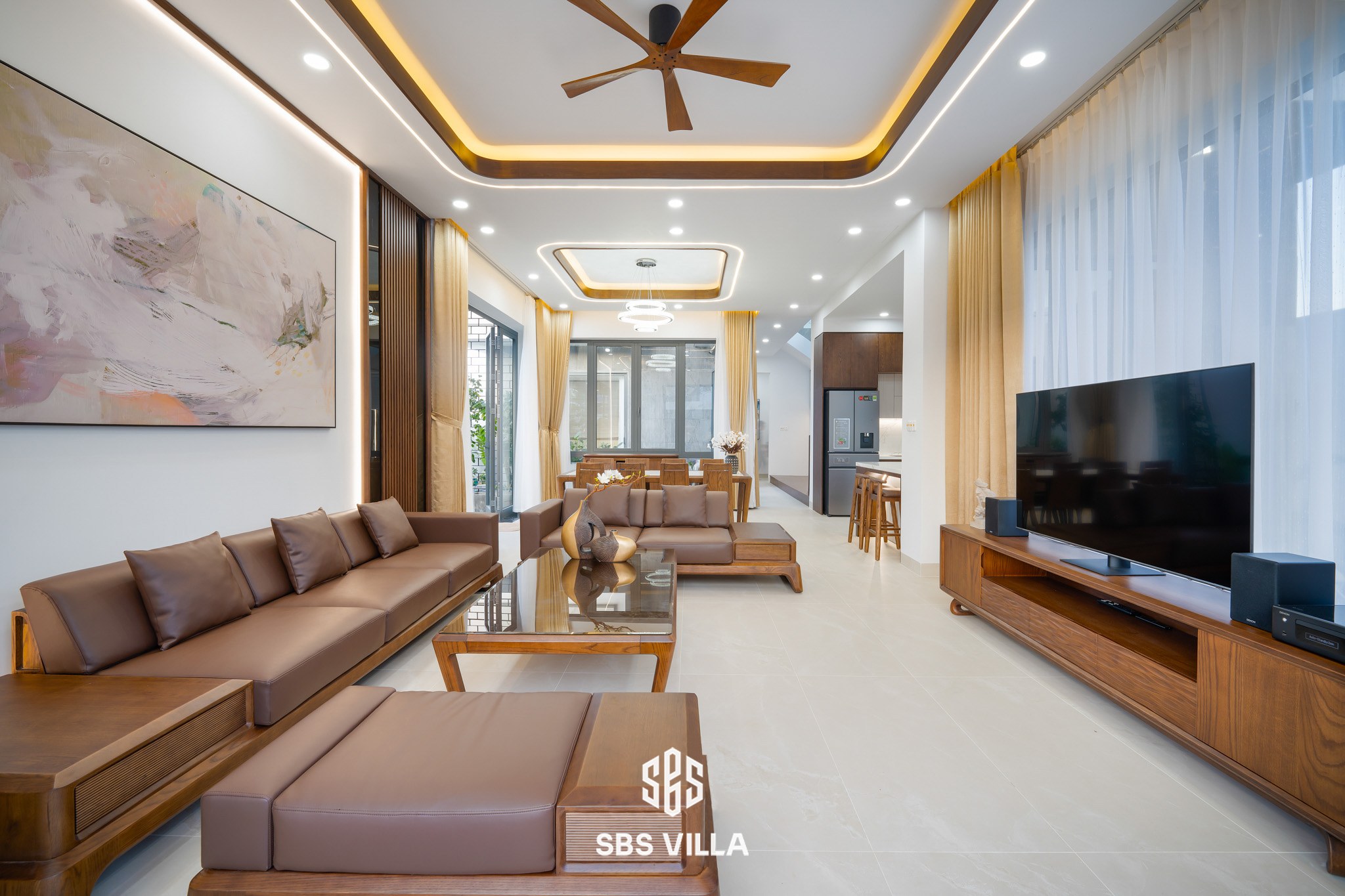 Không gian phòng khách sử dụng gỗ óc chó, tôn lên nét đẹp sang trọng của kiến trúc nội thất