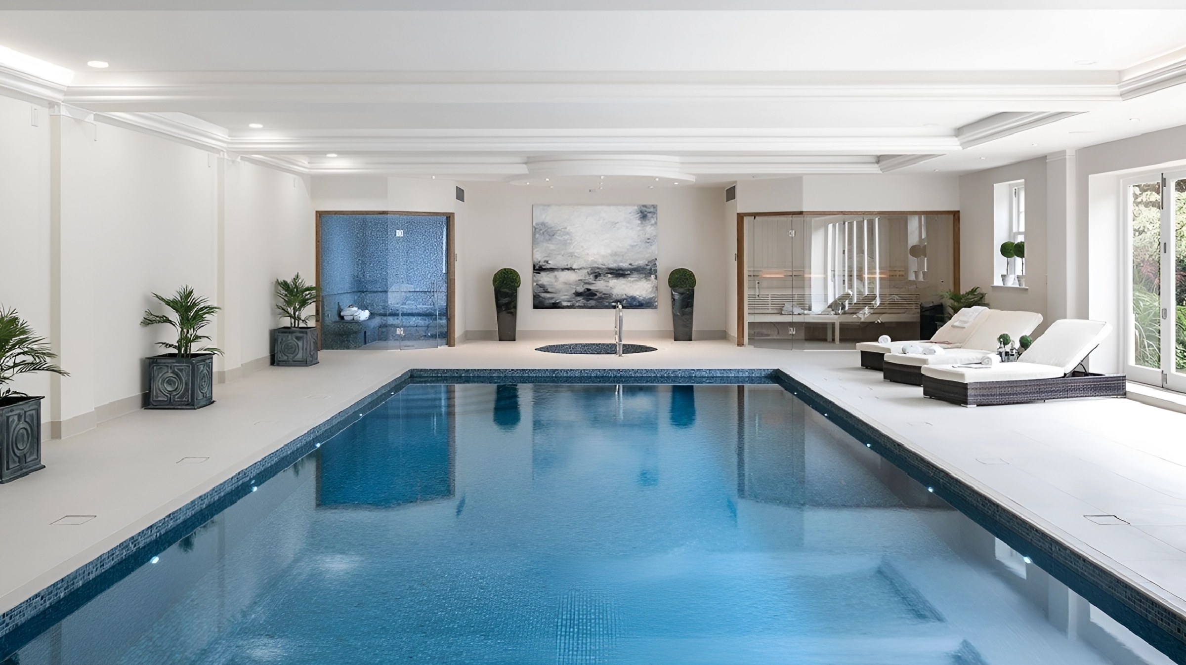 Mẫu biệt thự có hồ bơi trong nhà hiện đại, thông thoáng tựa như một căn phòng đầy tiện ích