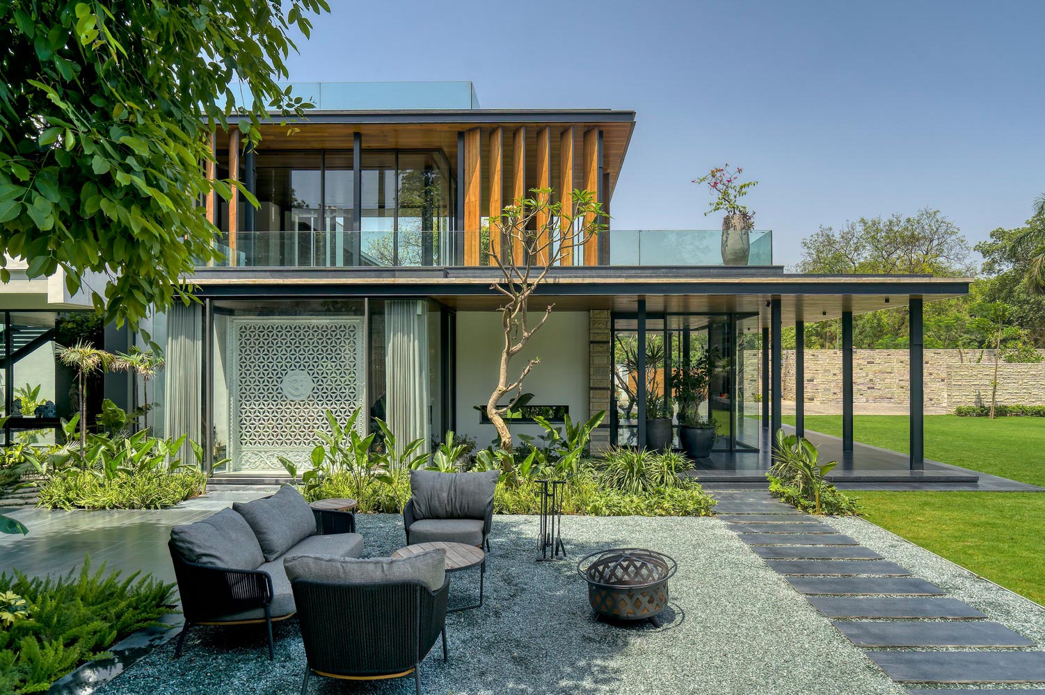 Biệt thự có diện tích 500m2, tỷ lệ lý tưởng thường là 50:50 hoặc 60:40 giữa khối nhà chính và sân vườn